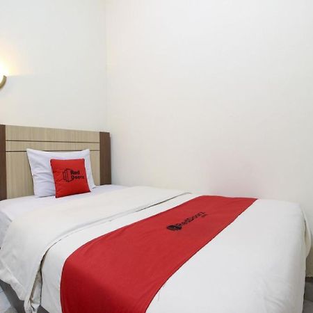 Reddoorz Plus Near Stadion Mandala Krida Джокякарта Екстериор снимка
