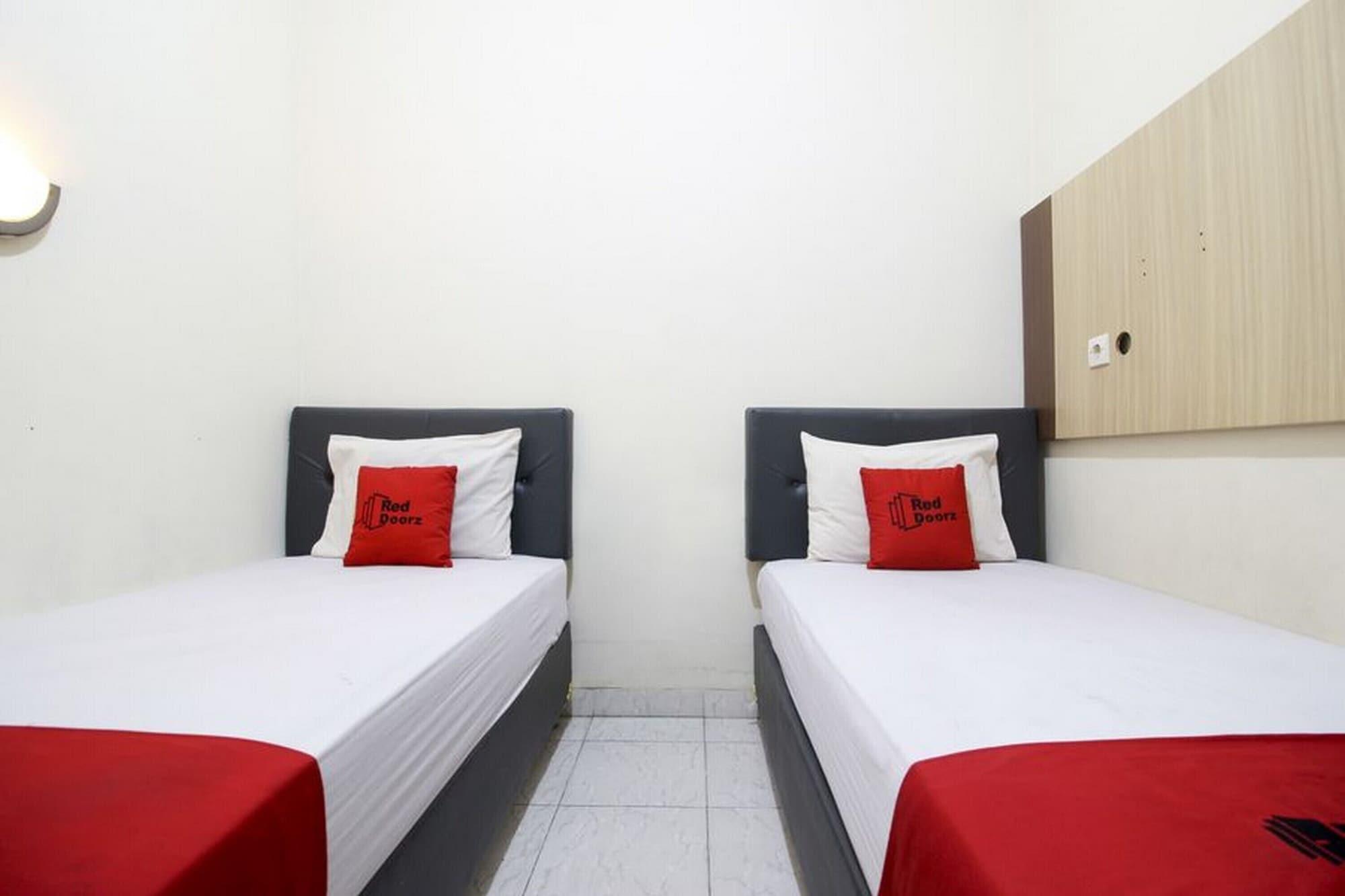 Reddoorz Plus Near Stadion Mandala Krida Джокякарта Екстериор снимка