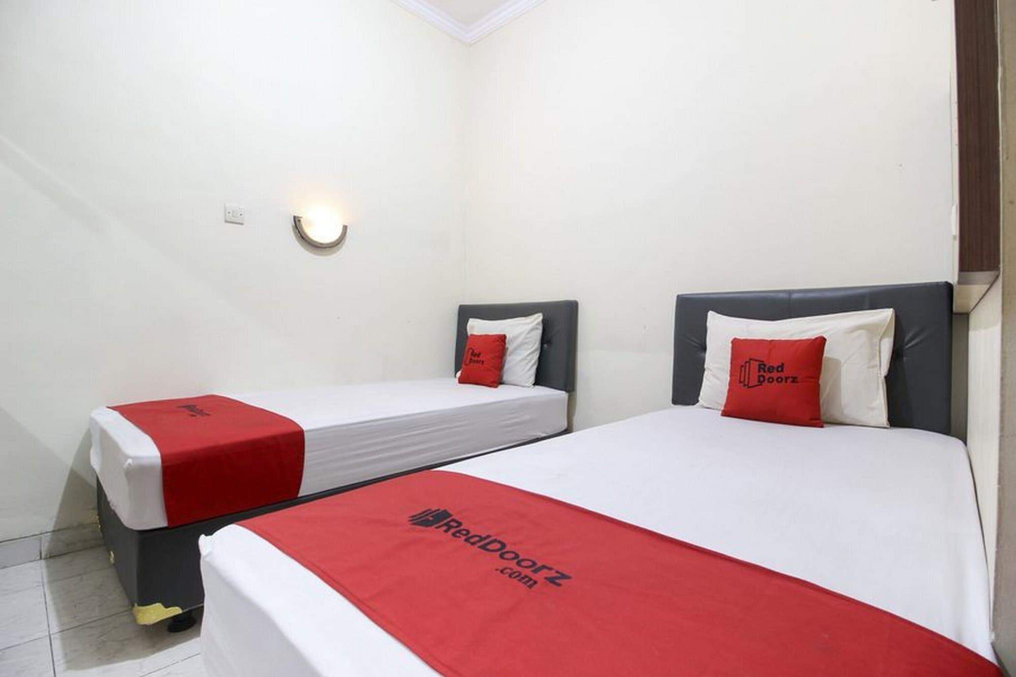 Reddoorz Plus Near Stadion Mandala Krida Джокякарта Екстериор снимка