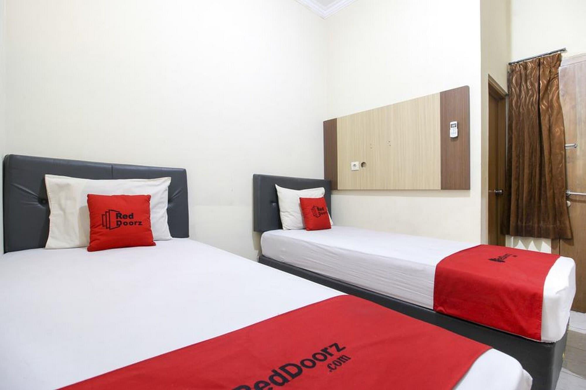 Reddoorz Plus Near Stadion Mandala Krida Джокякарта Екстериор снимка