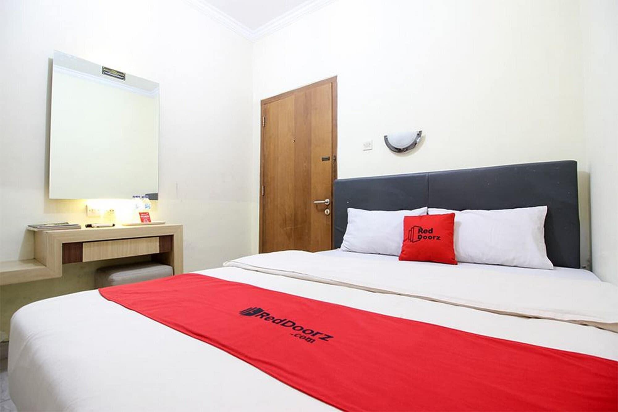 Reddoorz Plus Near Stadion Mandala Krida Джокякарта Екстериор снимка