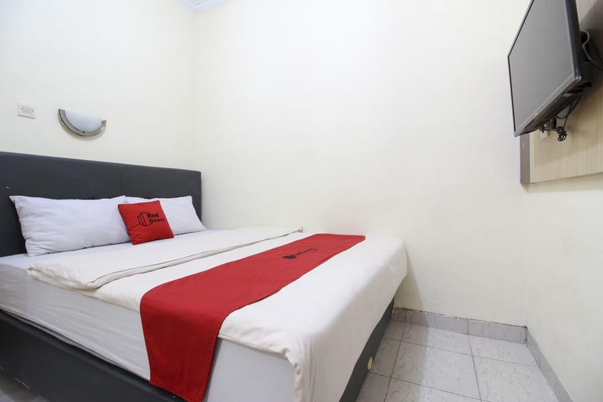 Reddoorz Plus Near Stadion Mandala Krida Джокякарта Екстериор снимка