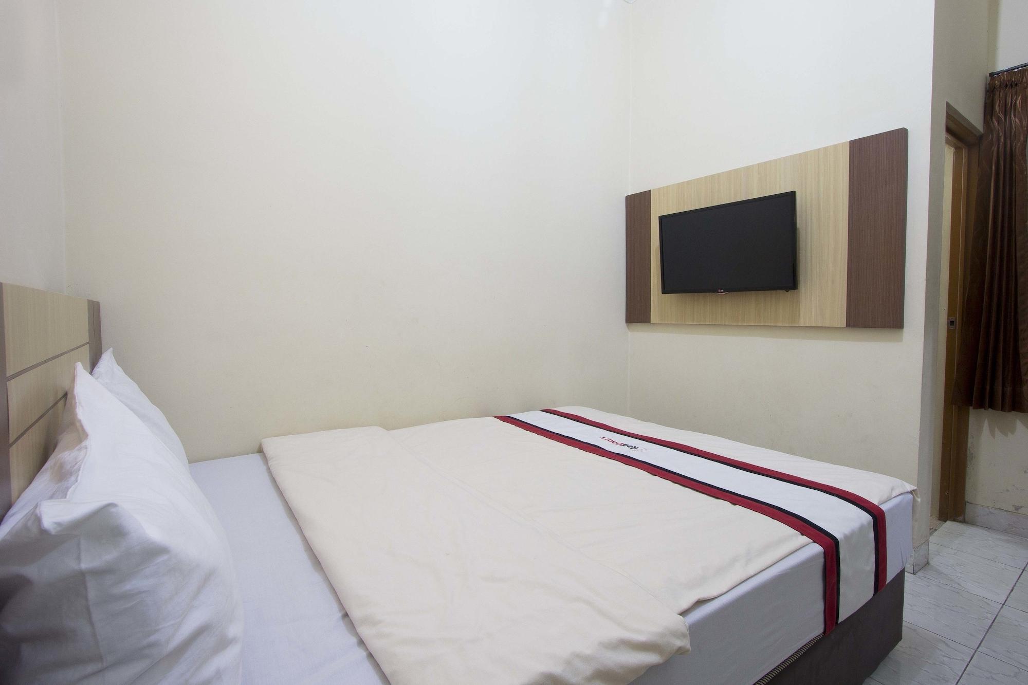 Reddoorz Plus Near Stadion Mandala Krida Джокякарта Екстериор снимка