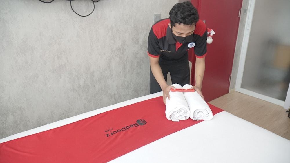 Reddoorz Plus Near Stadion Mandala Krida Джокякарта Екстериор снимка