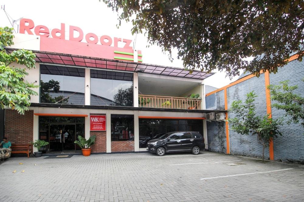 Reddoorz Plus Near Stadion Mandala Krida Джокякарта Екстериор снимка