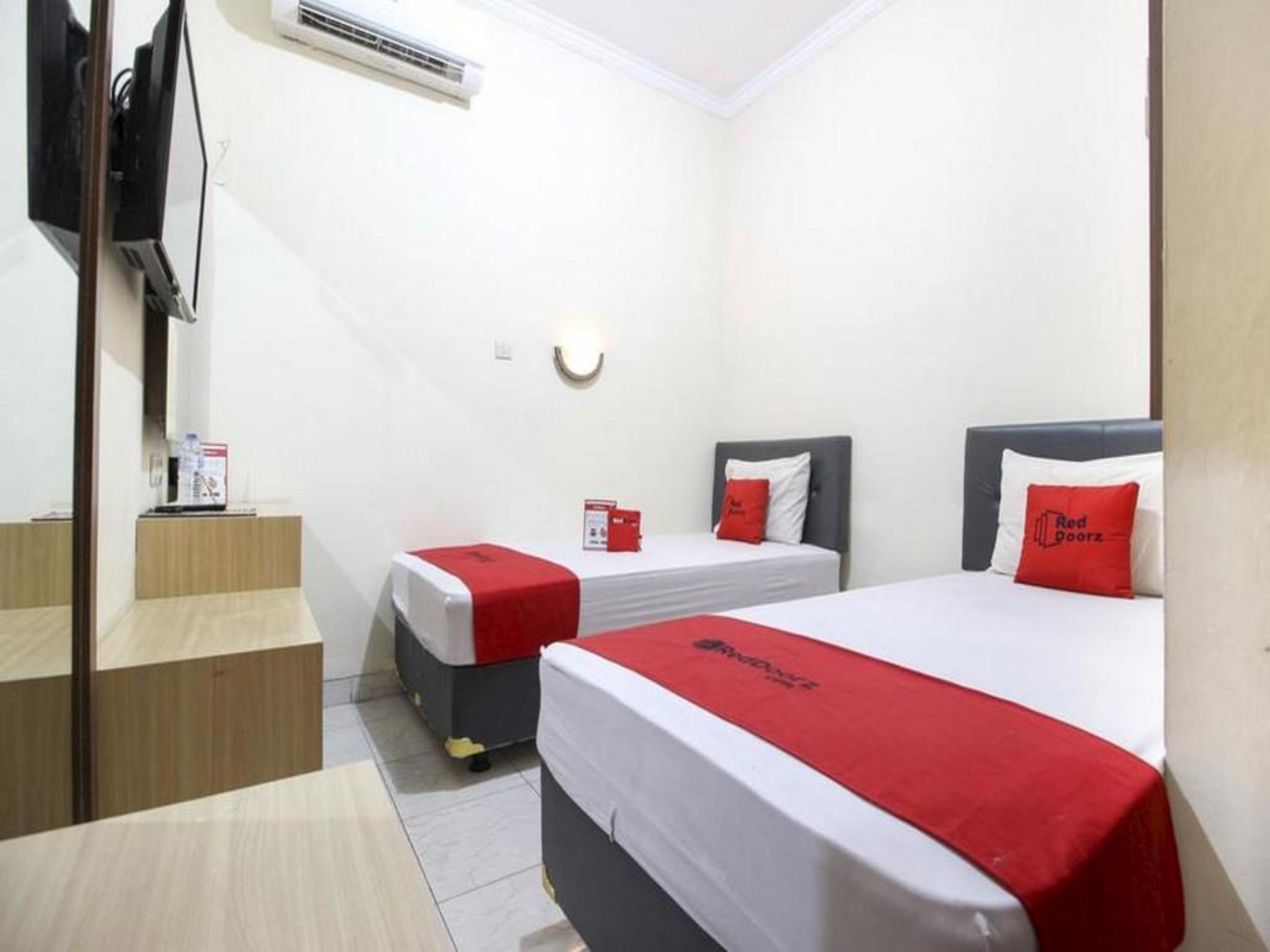 Reddoorz Plus Near Stadion Mandala Krida Джокякарта Екстериор снимка