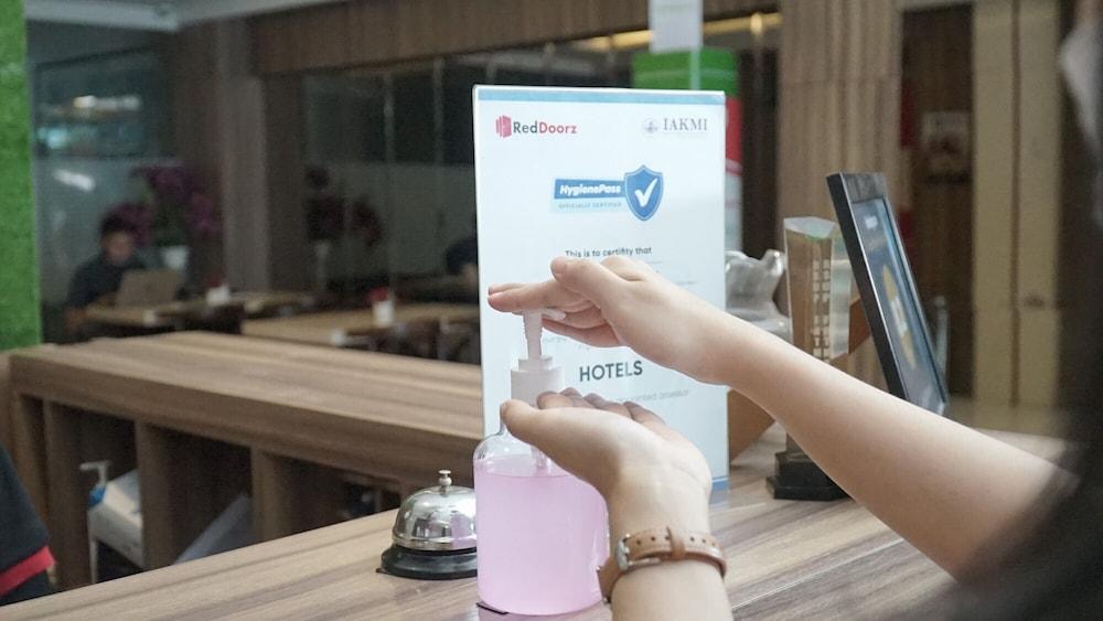 Reddoorz Plus Near Stadion Mandala Krida Джокякарта Екстериор снимка