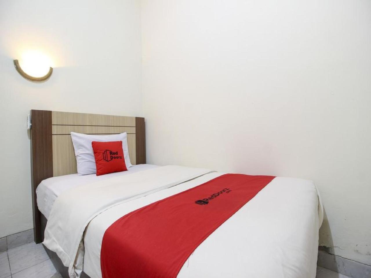 Reddoorz Plus Near Stadion Mandala Krida Джокякарта Екстериор снимка