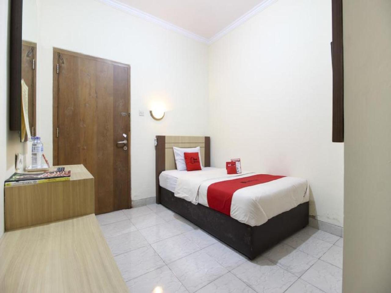 Reddoorz Plus Near Stadion Mandala Krida Джокякарта Екстериор снимка