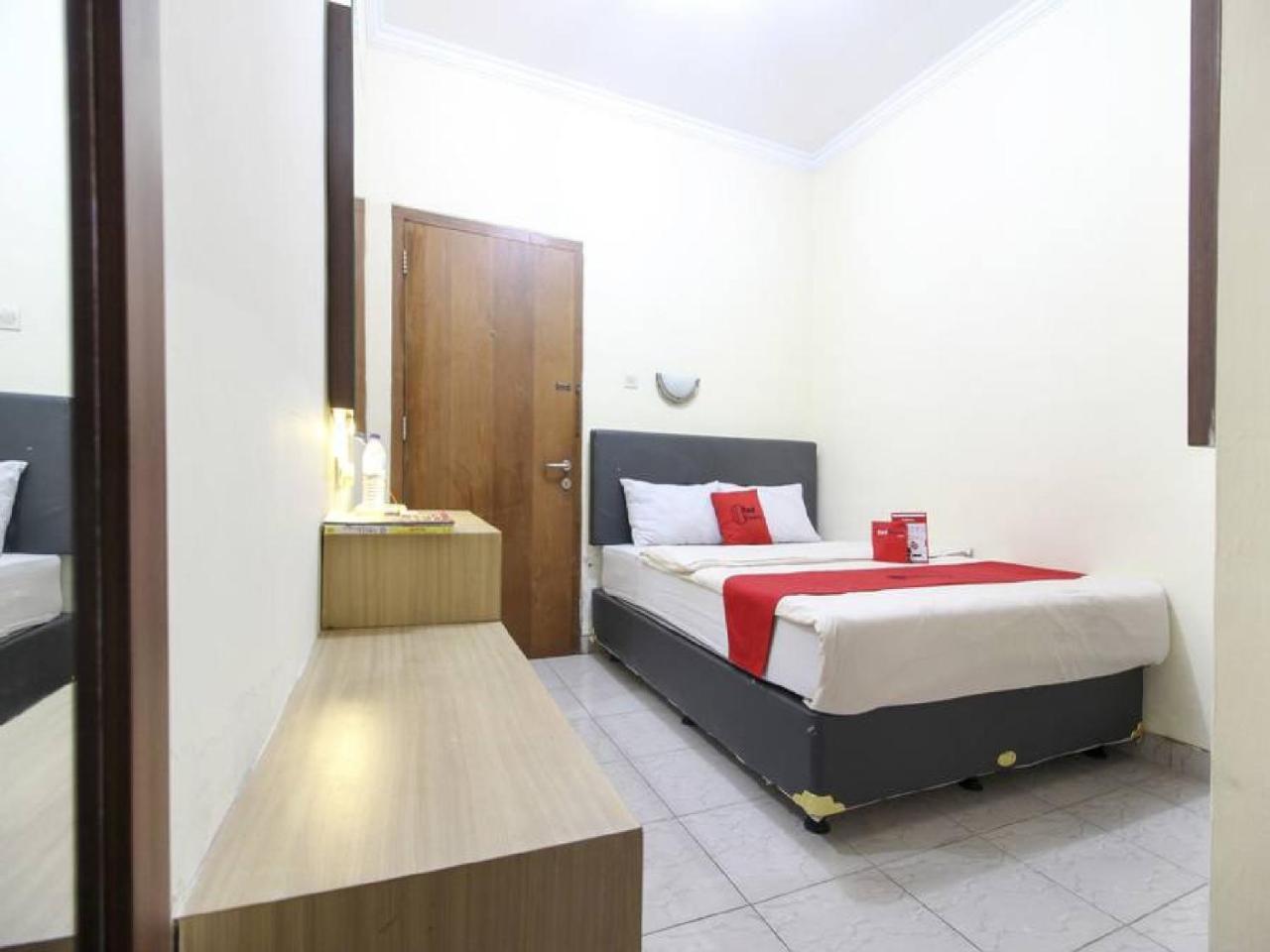 Reddoorz Plus Near Stadion Mandala Krida Джокякарта Екстериор снимка