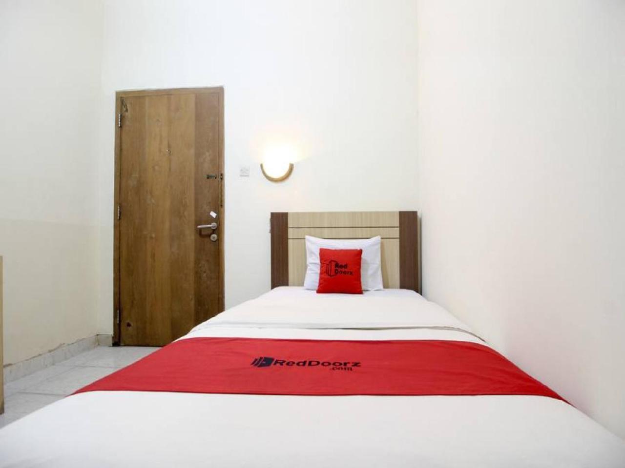 Reddoorz Plus Near Stadion Mandala Krida Джокякарта Екстериор снимка